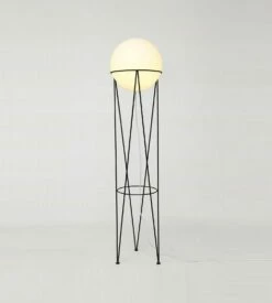 Lampadaire Structure And Globe